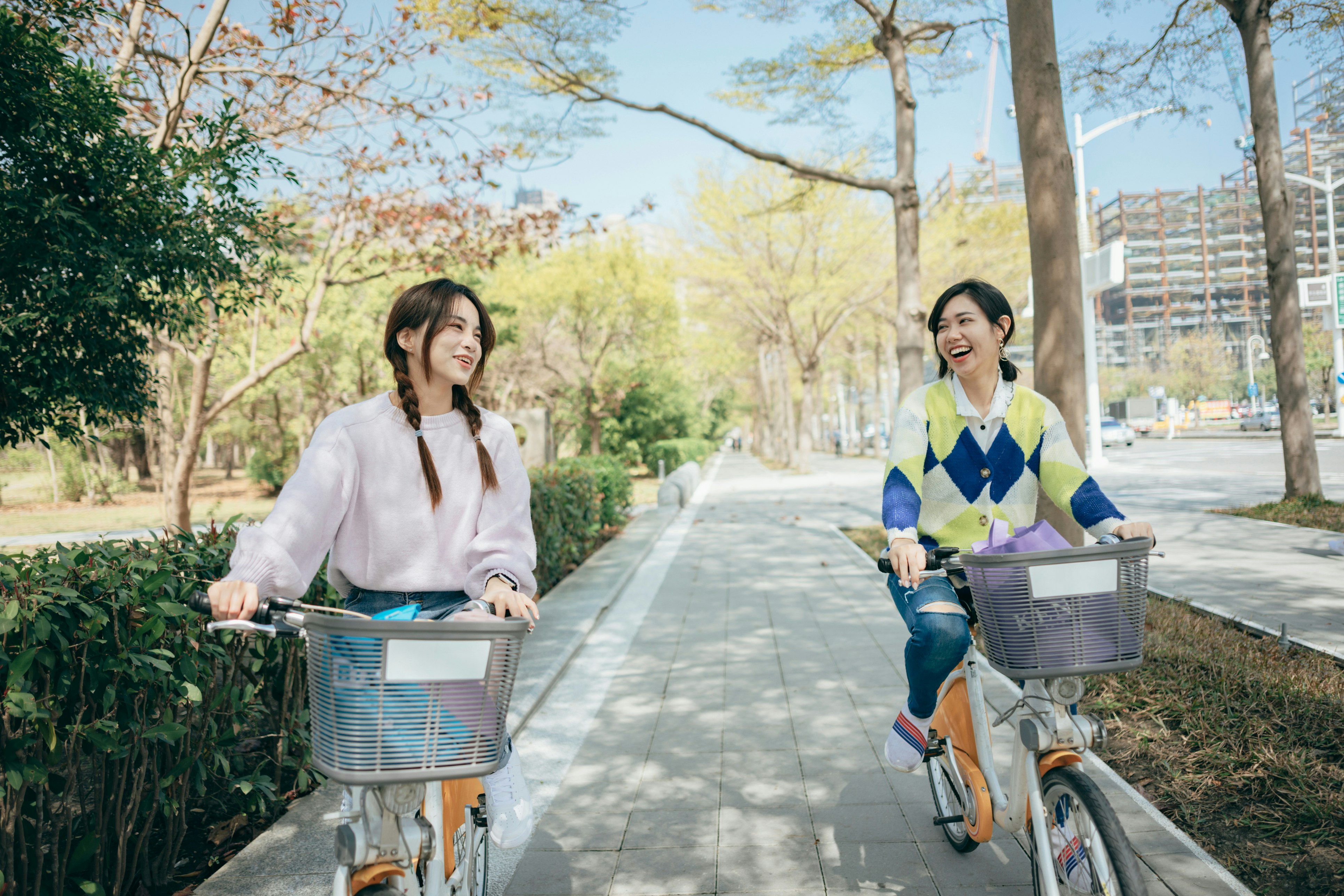 Two asian women renting bicycles to travel in the city
1396026867