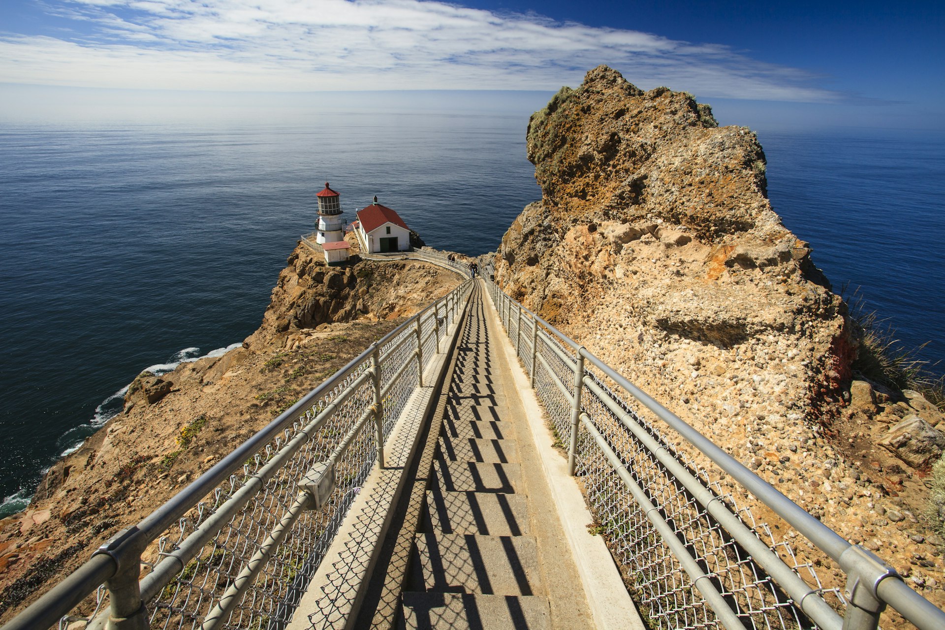 Uma visão ampla do caminho que leva ao farol em Point Reyes National Seashore, Marin County, Califórnia, EUA