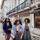 Close up of a group of friends exploring the city
1209020145
