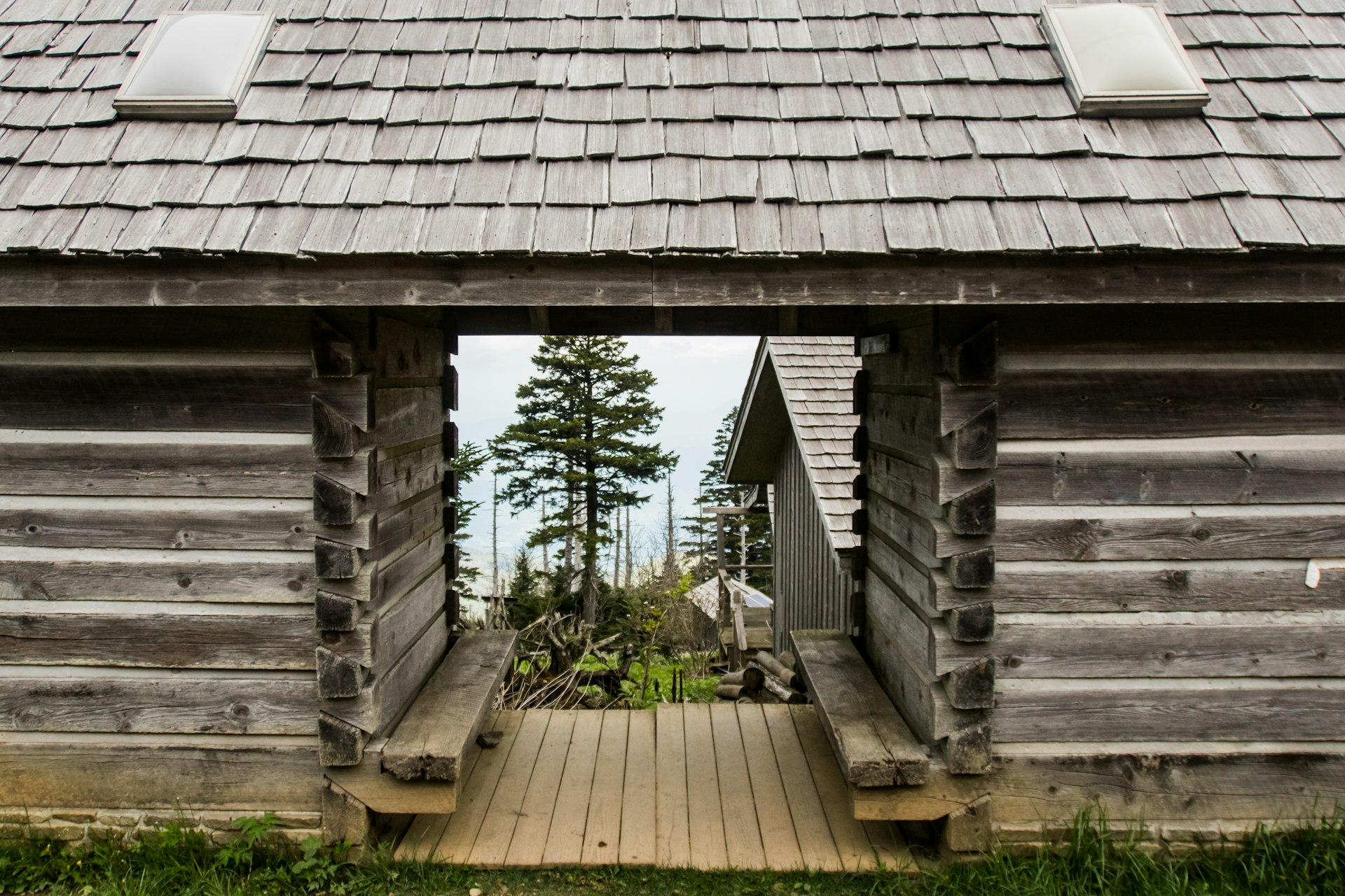 Mount LeConte Village Restroom with a lookout on the mountains below Getty Images/iStockphoto