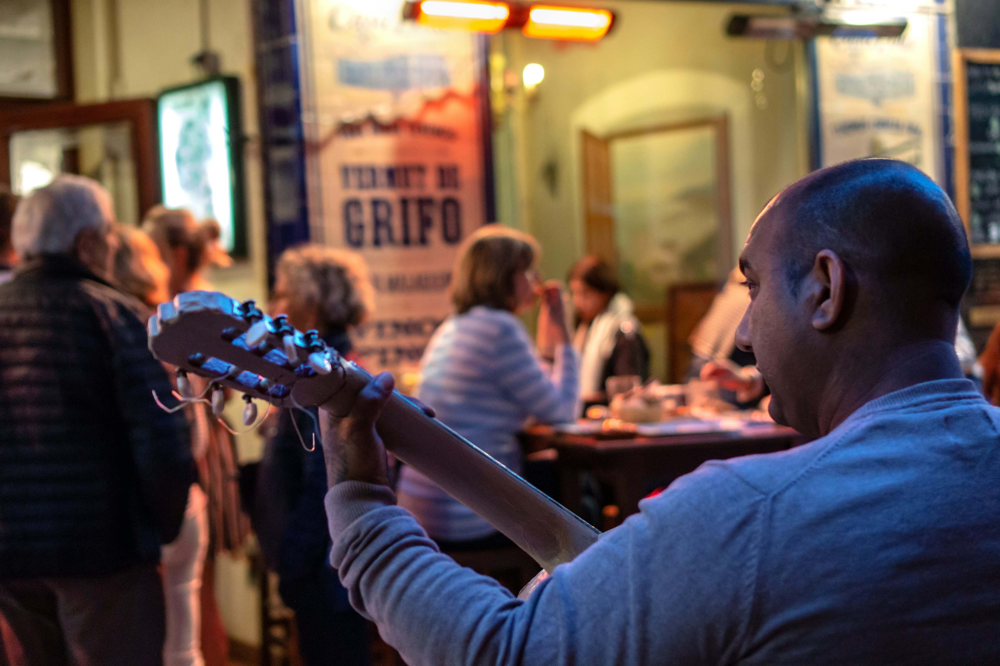 A musician performs in Casa Lola restaurant, Málaga, Andalucía, Spain