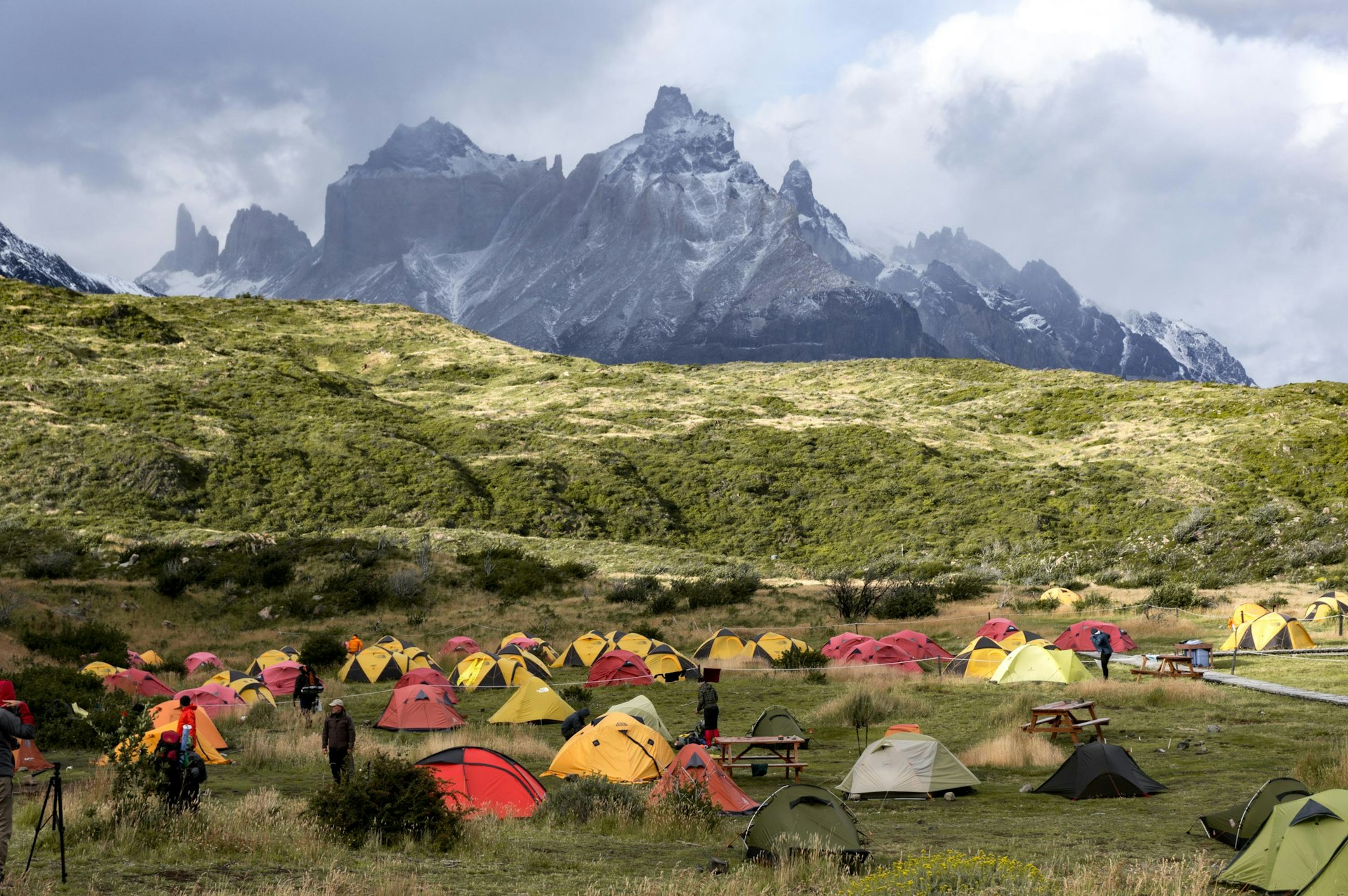 Carpas con montañas en la distancia en el Parque Nacional Torres del Paine, Patagonia, Chile