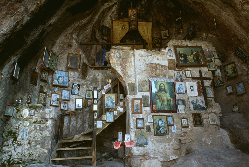 AY8EE4 Panagia Hrysospiliotissa Chapel of our Lady of the Cavern incut to Acropolis Walls Athens Greece
AY8EE4
Panagia, Hrysospiliotissa, Acropolis, Athens, Greece, grotto, originally, dedicated, to, Dionysos, as, a, temple, by, Thrasyllos, worship, faith, belief, christian, greek, orthodox, cave, worship, Jesus, Christ, icon, iconography, travel, Chapel, of, our, Lady, of, the, Cavern, incut, Walls, wall, grotto, originally, dedicated, to, Dionysos, as, a, temple, by, Thrasyllos, worship, faith, belief, christian, greek, orthodox, cave, worship, Jesus, Christ, icon, iconography, travel