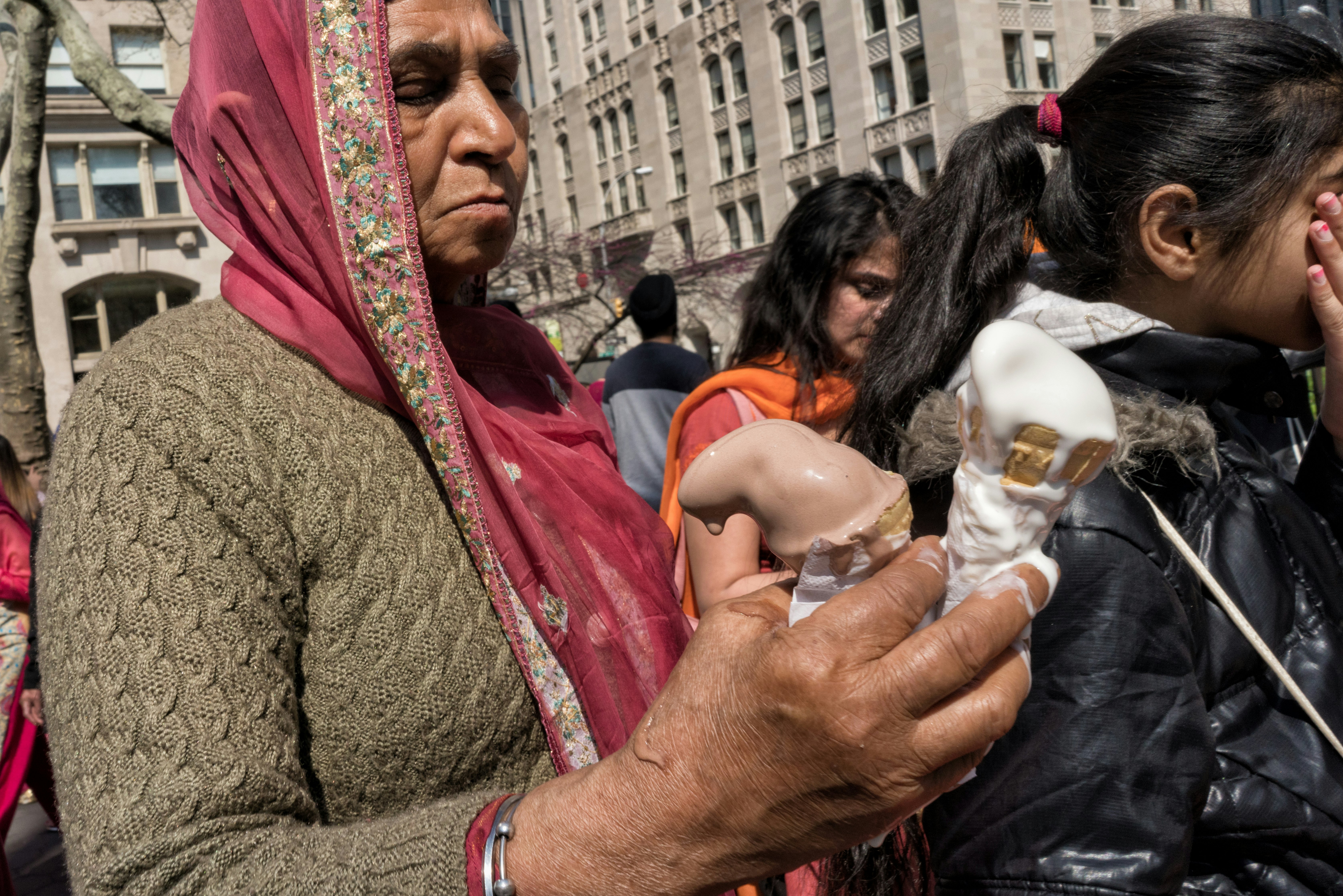 Sheikh parade NYC - woman holding melting ice-cream