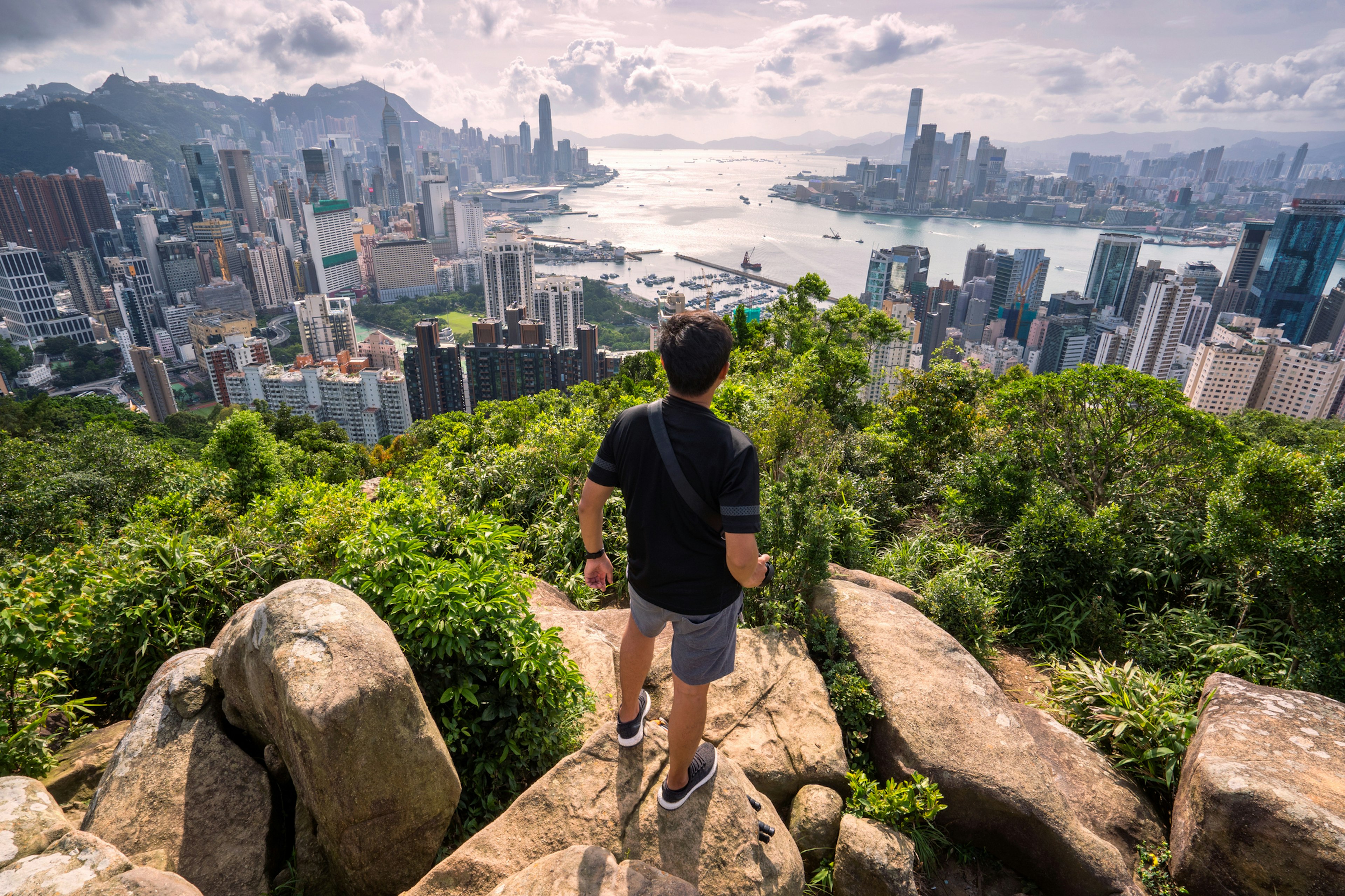 Asian man traveler is visiting at Braemar hill peak,tourist looking to Hong Kong City view and Victoria harbor
1168972885
braemar hill
