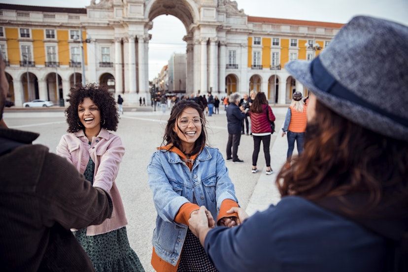 Close up of a group of friends exploring Lisbon and the Arco do Triunfo da Rua Augusta
1209019077