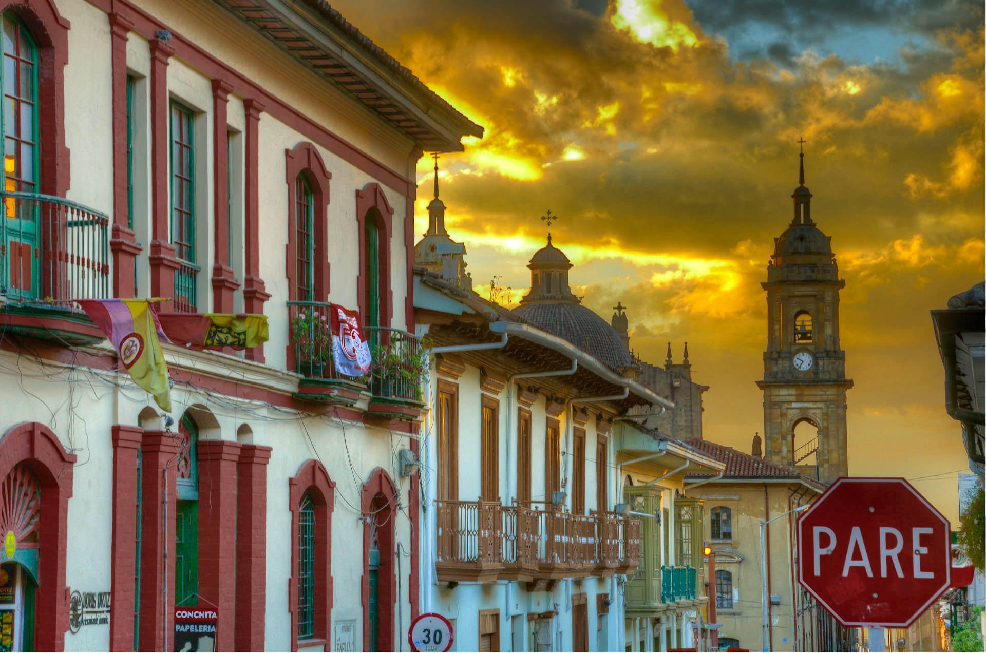 Building facades at sunset in La Candelaria, ǲǳá, Colombia 