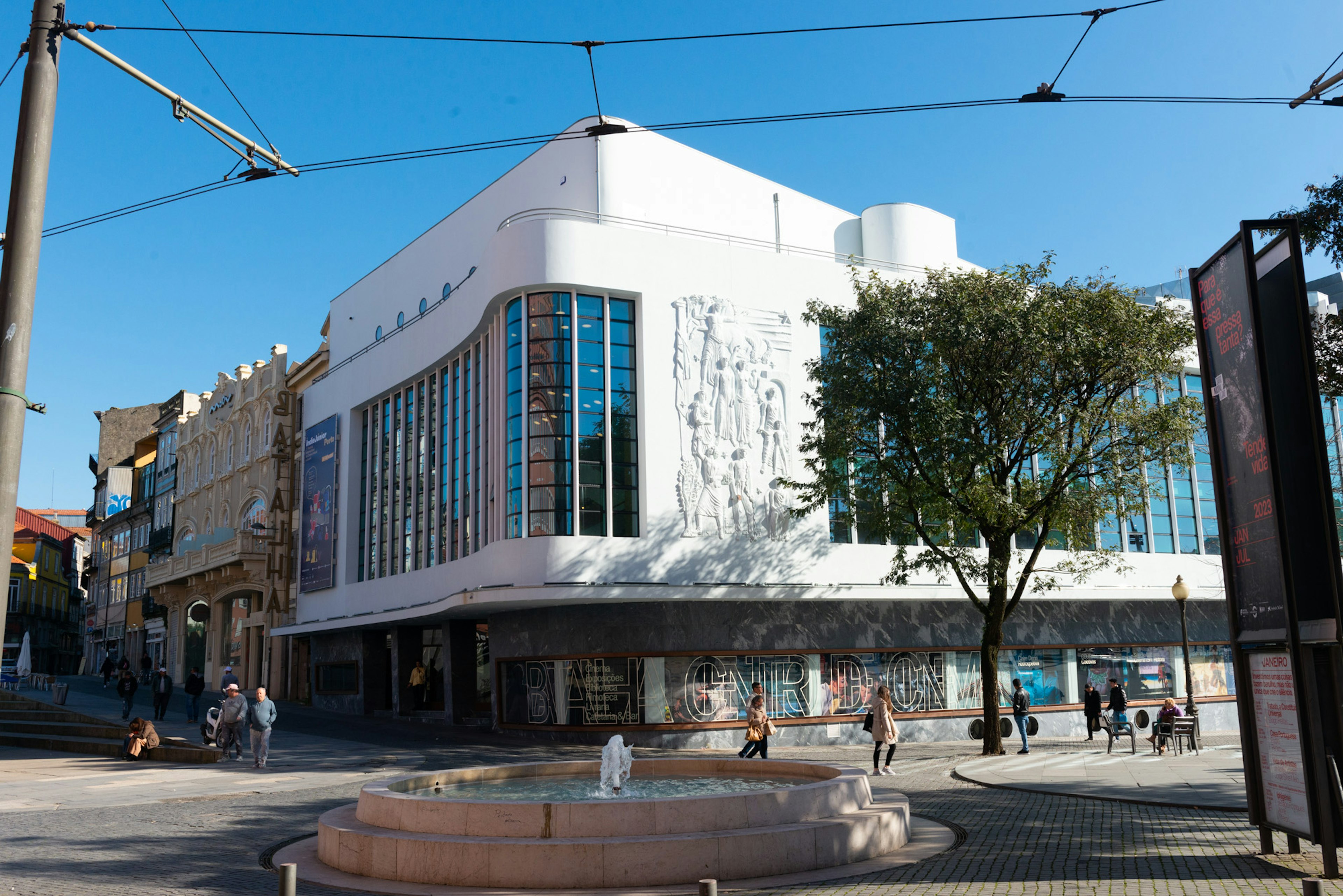 A semi-abandoned mall in Porto