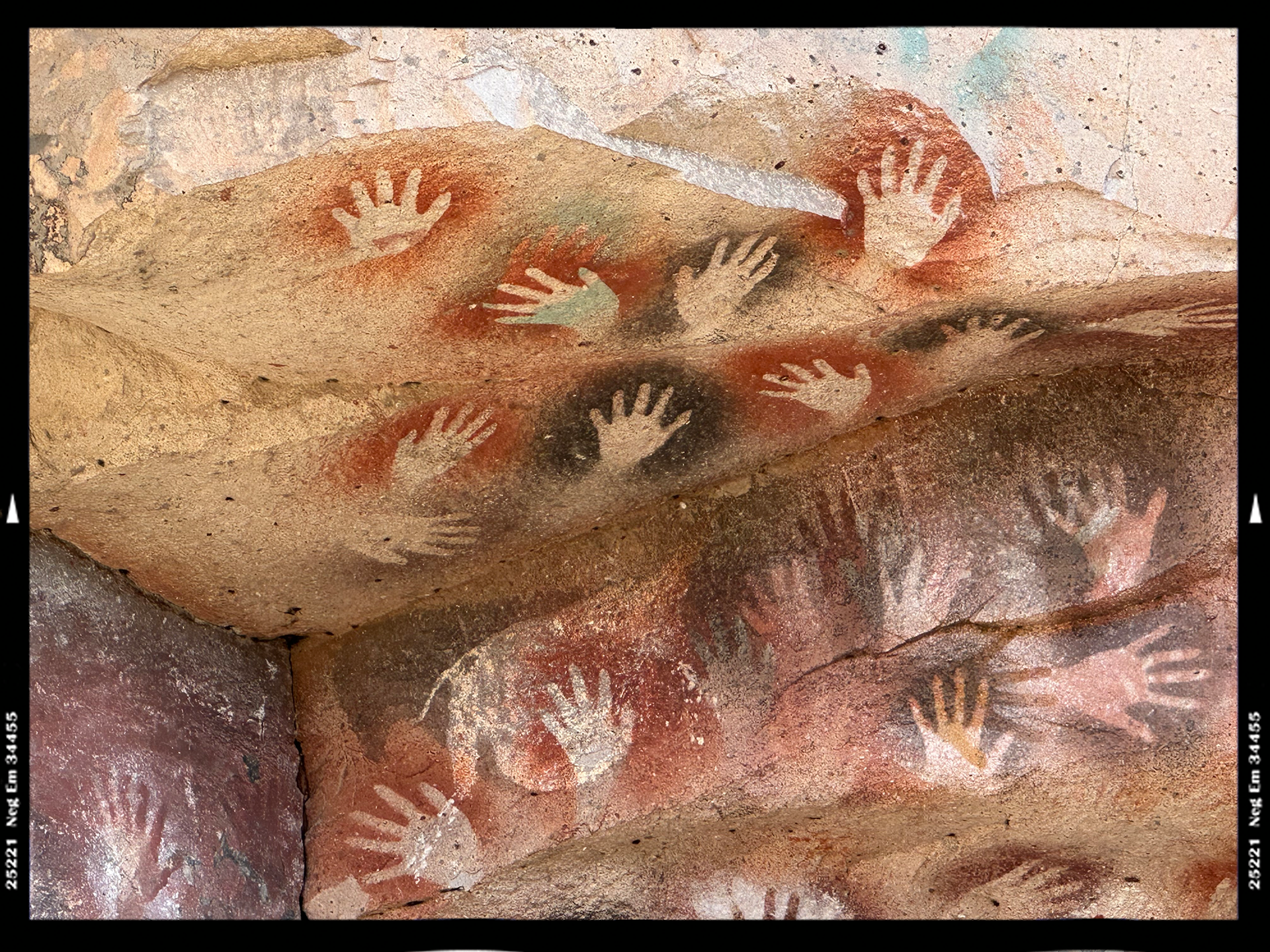 Cueva de las Manos es un complejo de sitios rupestres y de arte rupestre
