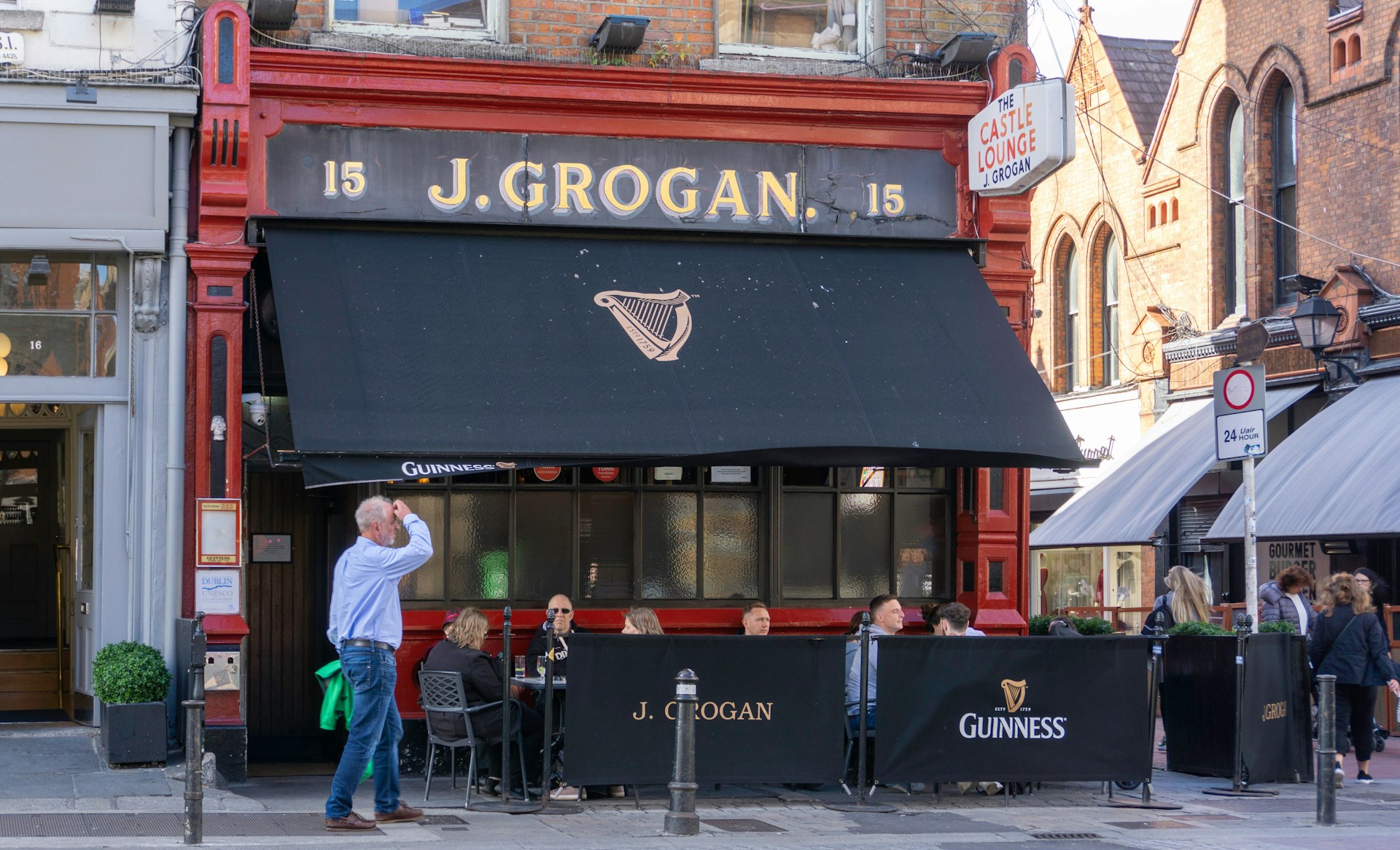 Exterior of Grogan’s Castle Lounge on Sth William Street, which was once a well-known haunt of a literary and artistic set.
