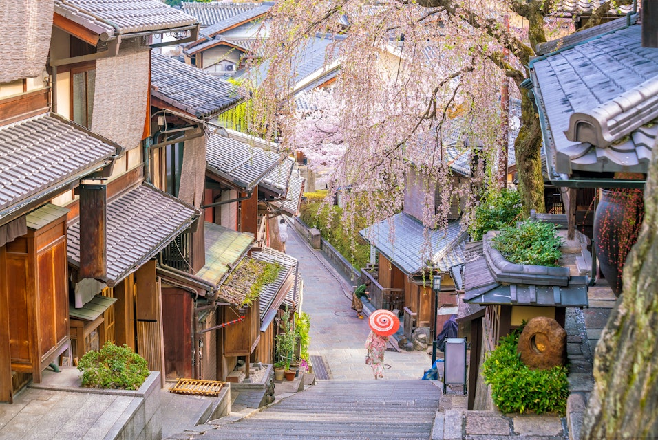 Old town Kyoto, the Higashiyama District during sakura season in Japan; Shutterstock ID 1017748444; your: Ben Buckner; gl: 65050; netsuite: Online Editorial; full: Back to the best of Japan
1017748444