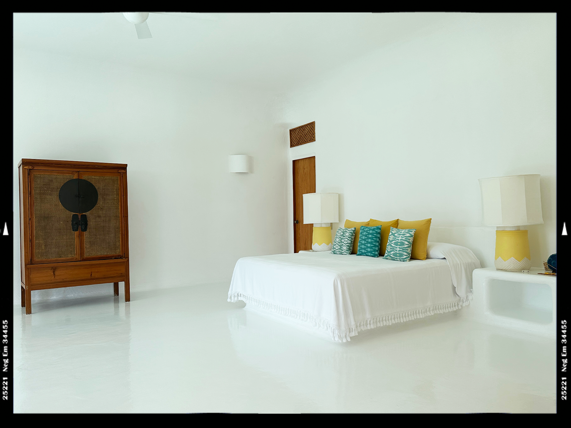 Costa Careyes habitación blanca interior 2.png