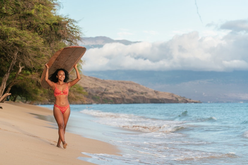 Young woman at the beach carrying her surfboard on her head. Hawaii 2019
1191417513