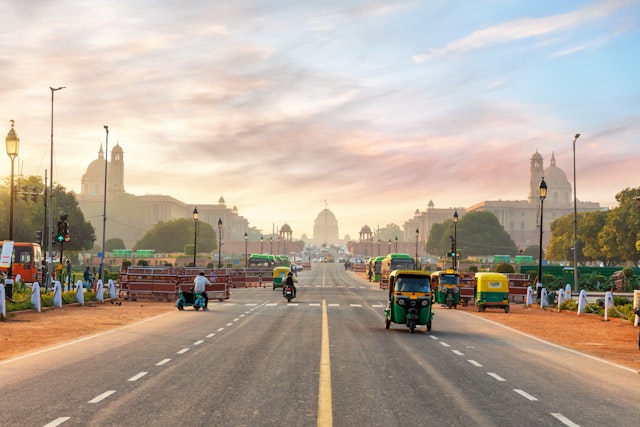 The road to the Presidential Residance or Rashtrapati Bhavan with auto rickshaws on the road