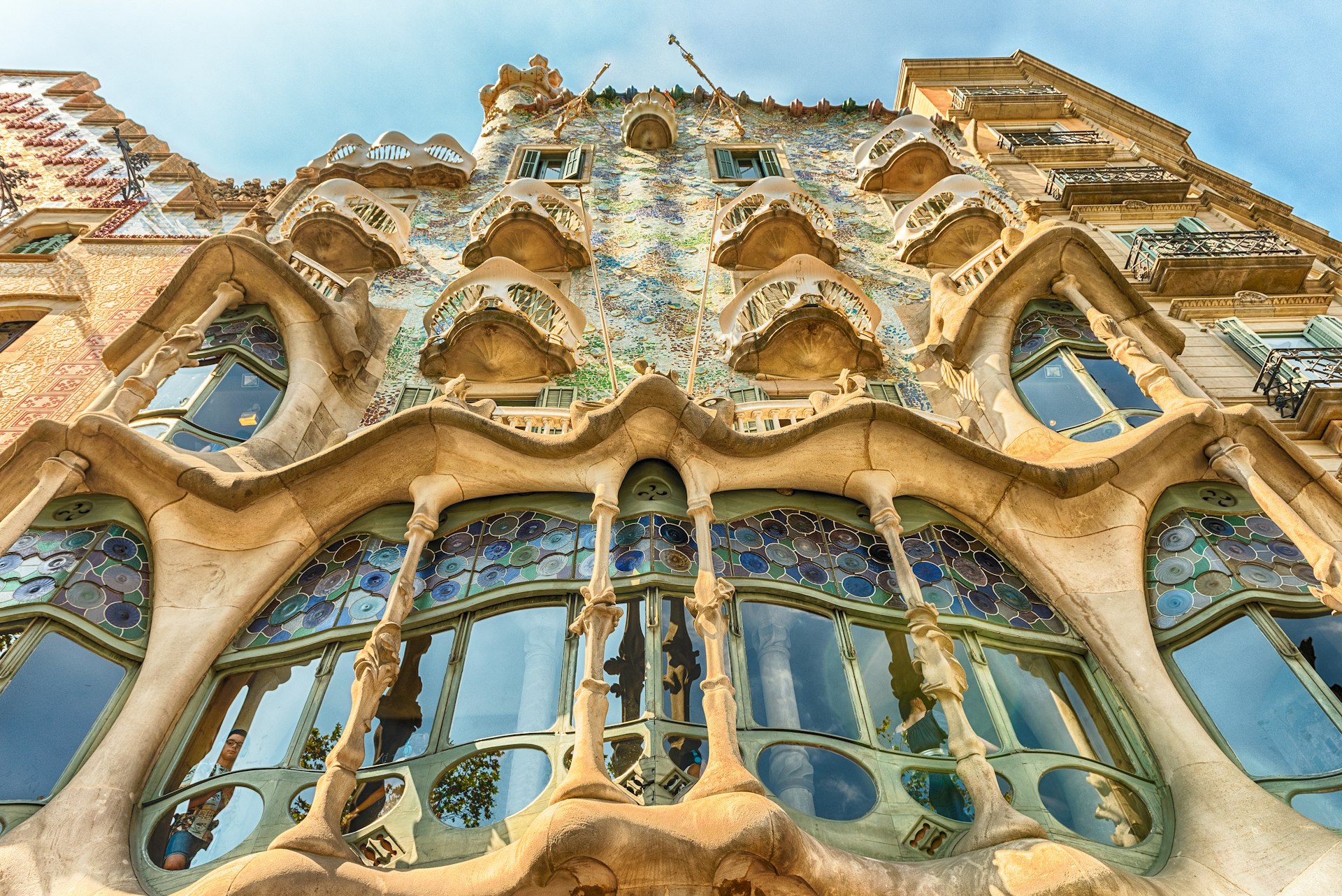 Fachada de la obra maestra modernista Casa Batlló, un edificio de renombre diseñado por Antoni Gaudí, Barcelona, Cataluña, España