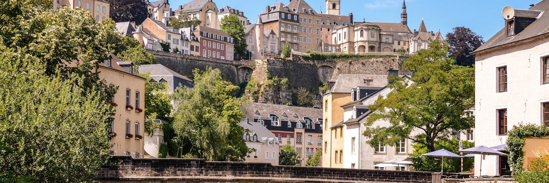 Luxembourg City, historic destrict Grund, bridge over Alzette river
183909539
Capital Cities, Travel, Tourism, Scenics, History, Journey, Tranquil Scene, Green, Blue, Old, Architecture, Urban Scene, Outdoors, Luxembourg, Europe, Tree, Reflection, Sky, River, Water, Dome, Roof, Wall, House, Castle, Bridge, Fort, Tower, Built Structure, Cityscape, City, Alzette, grund