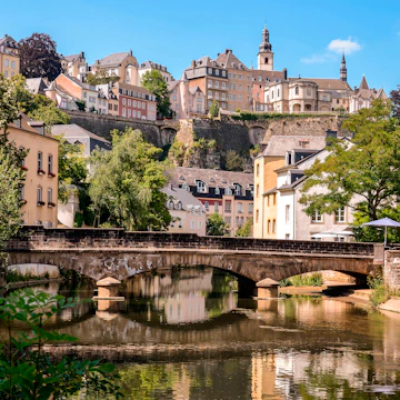 Luxembourg City, historic destrict Grund, bridge over Alzette river
183909539
Capital Cities, Travel, Tourism, Scenics, History, Journey, Tranquil Scene, Green, Blue, Old, Architecture, Urban Scene, Outdoors, Luxembourg, Europe, Tree, Reflection, Sky, River, Water, Dome, Roof, Wall, House, Castle, Bridge, Fort, Tower, Built Structure, Cityscape, City, Alzette, grund
