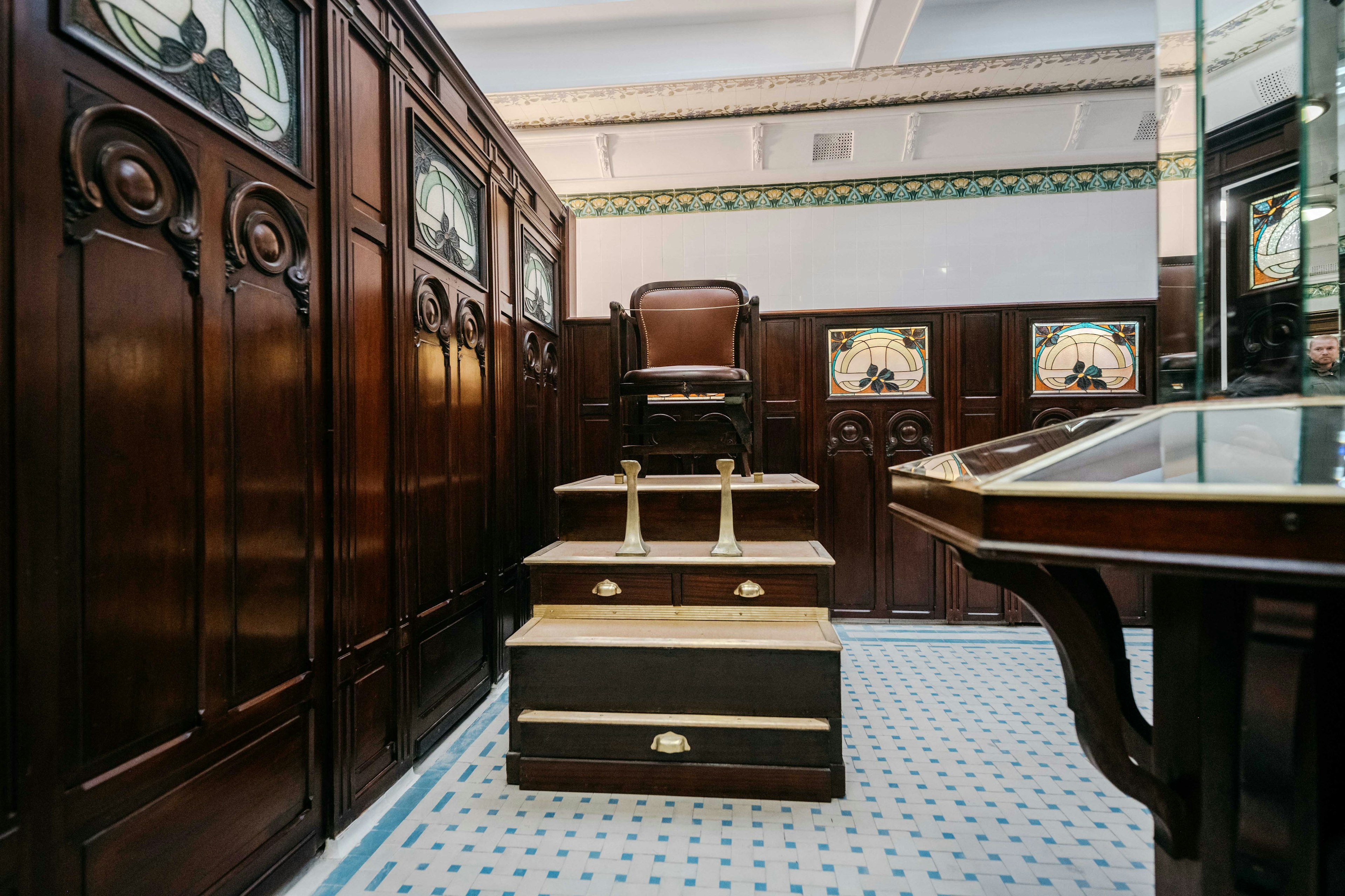 Shoeshine chair, Lavatory de Madeleine, Paris, Île-de-France, France