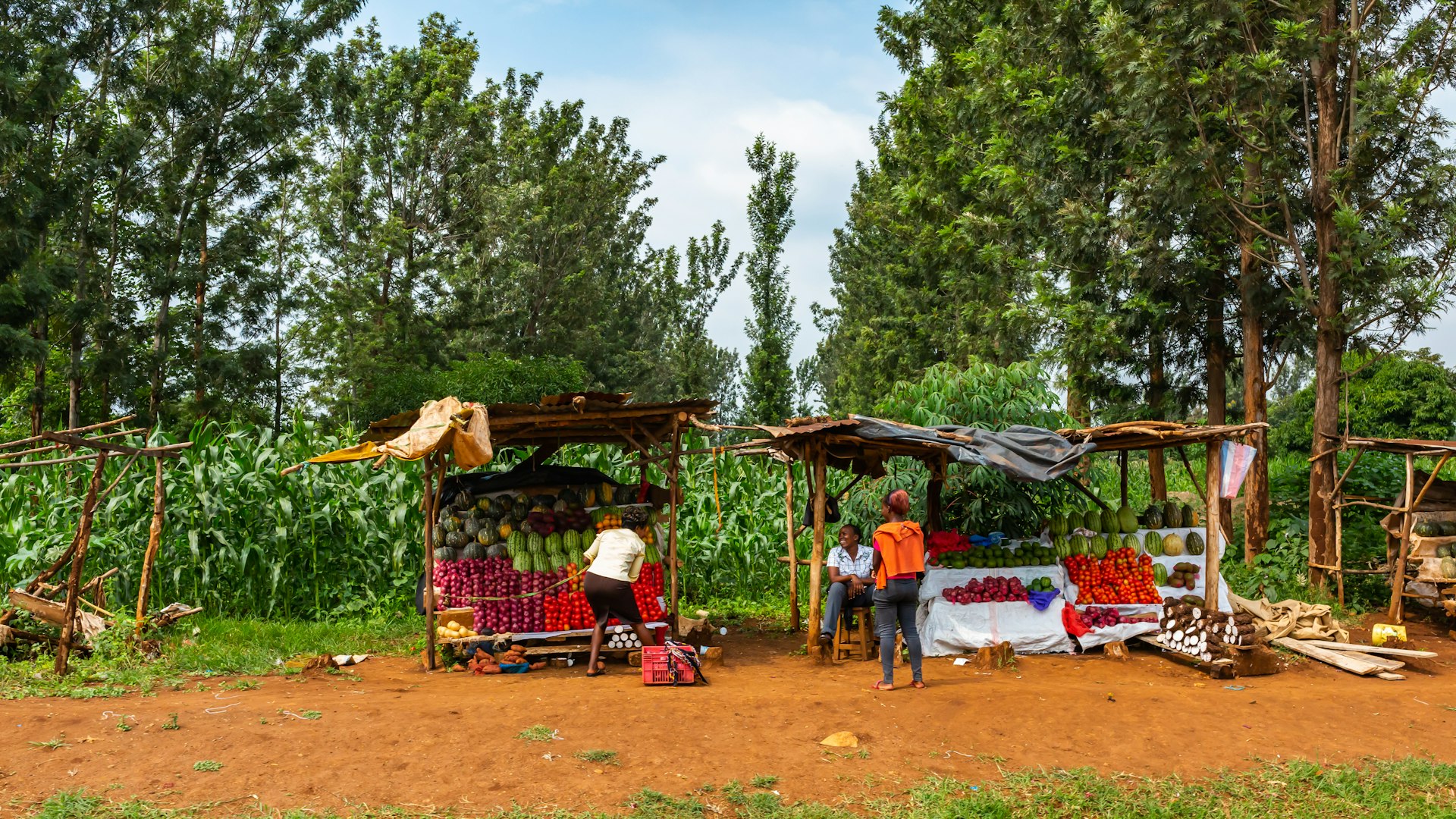 Kenyan market stalls on the side of the Nairobi Highway (A2).