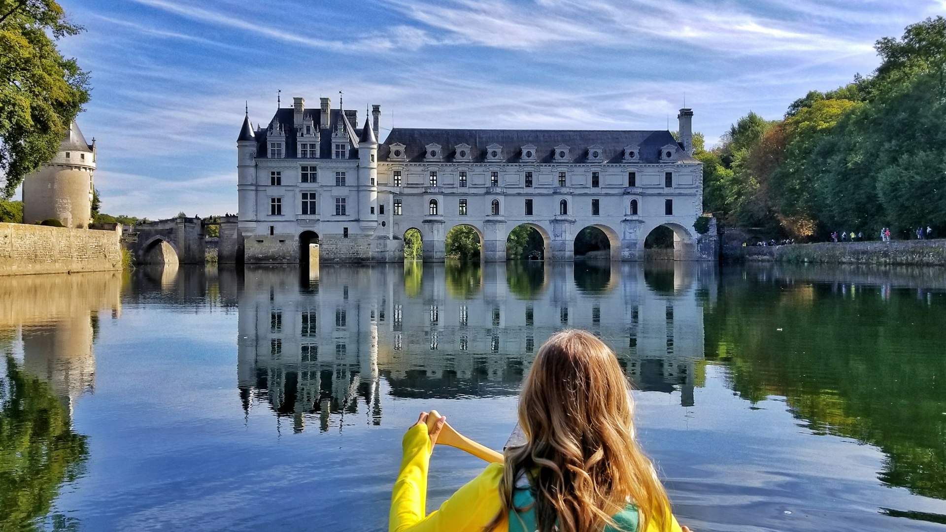 Uma mulher andando de canoa em direção ao Chateau de Chenonceau, no Vale do Loire, França
