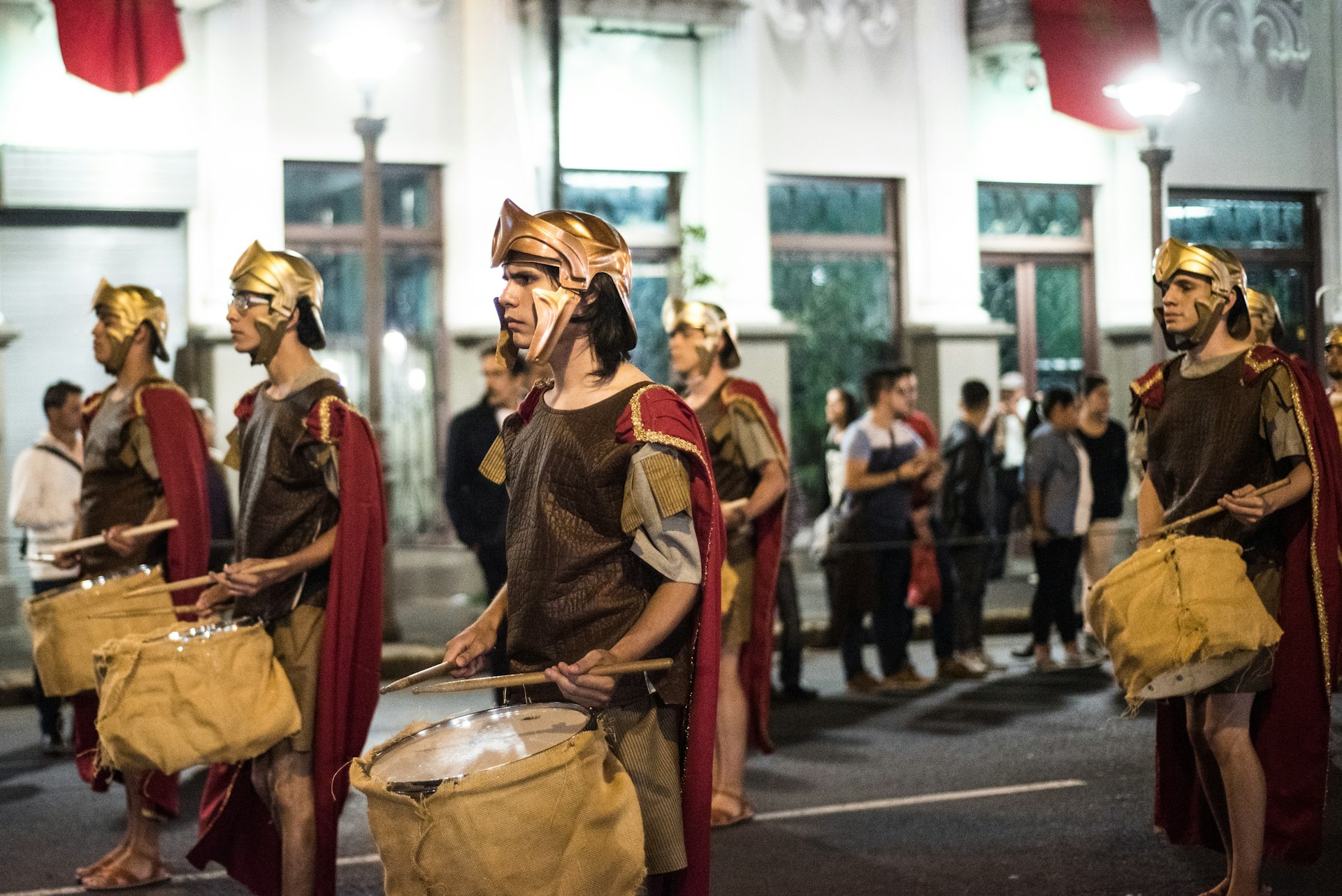 Un grupo de actores vestidos como soldados romanos marchan por las calles de la ciudad en una procesión de Semana Santa