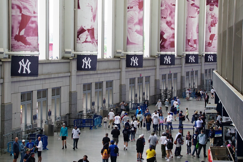 Should you go to a Yankees or Mets game? - Lonely Planet