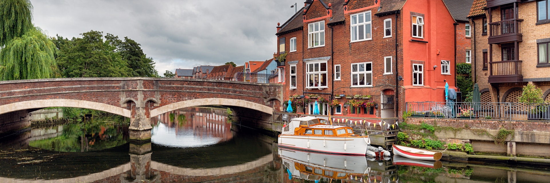 Houses and boats on the river Yare at Norwich city centre.