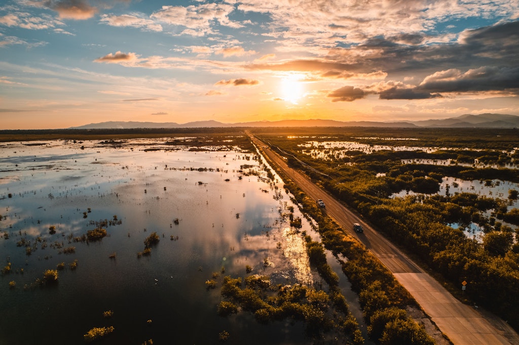 A bird's eye view of a highway surrounded by wetlands in the sunset
1454783727
bird's eye, view, surroundings, way, wetlands, clouds, trees, mountains, evening, trip