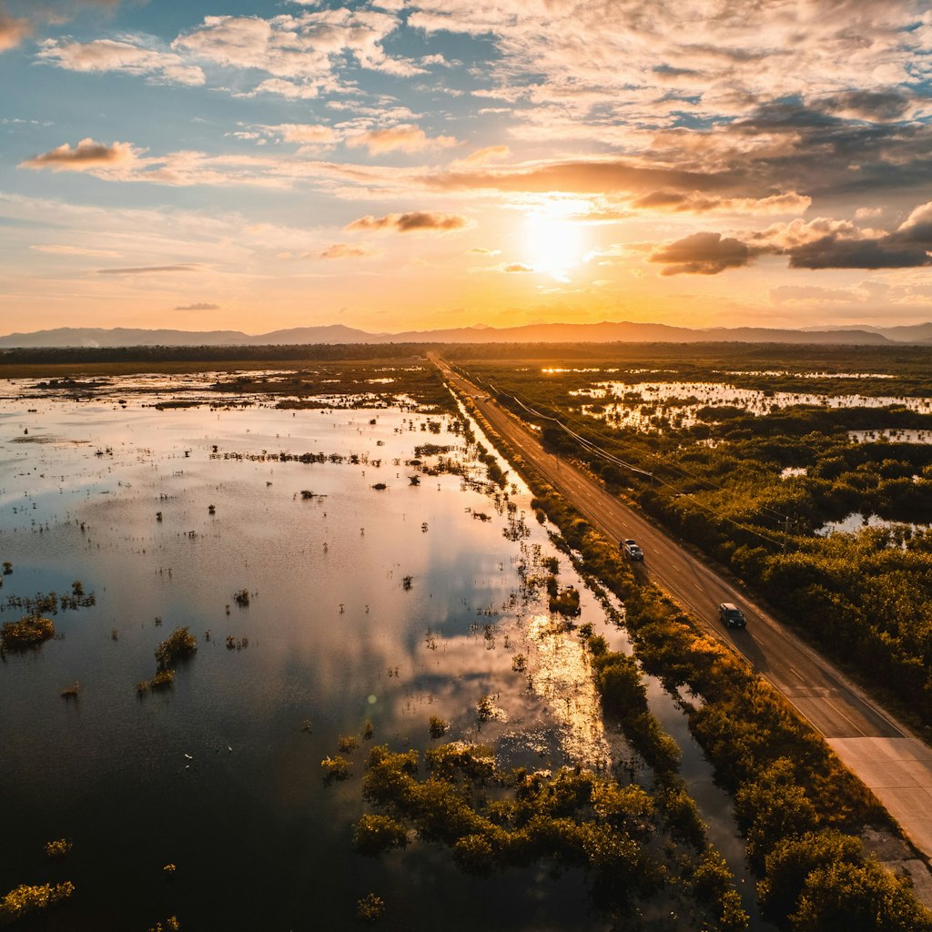 A bird's eye view of a highway surrounded by wetlands in the sunset
1454783727
bird's eye, view, surroundings, way, wetlands, clouds, trees, mountains, evening, trip