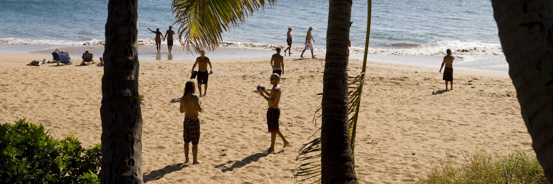26462-165
Hawaii, Kihei, Maui, North America, United States
Playing catch on Charley Young Beach, Kihei, South West Maui.