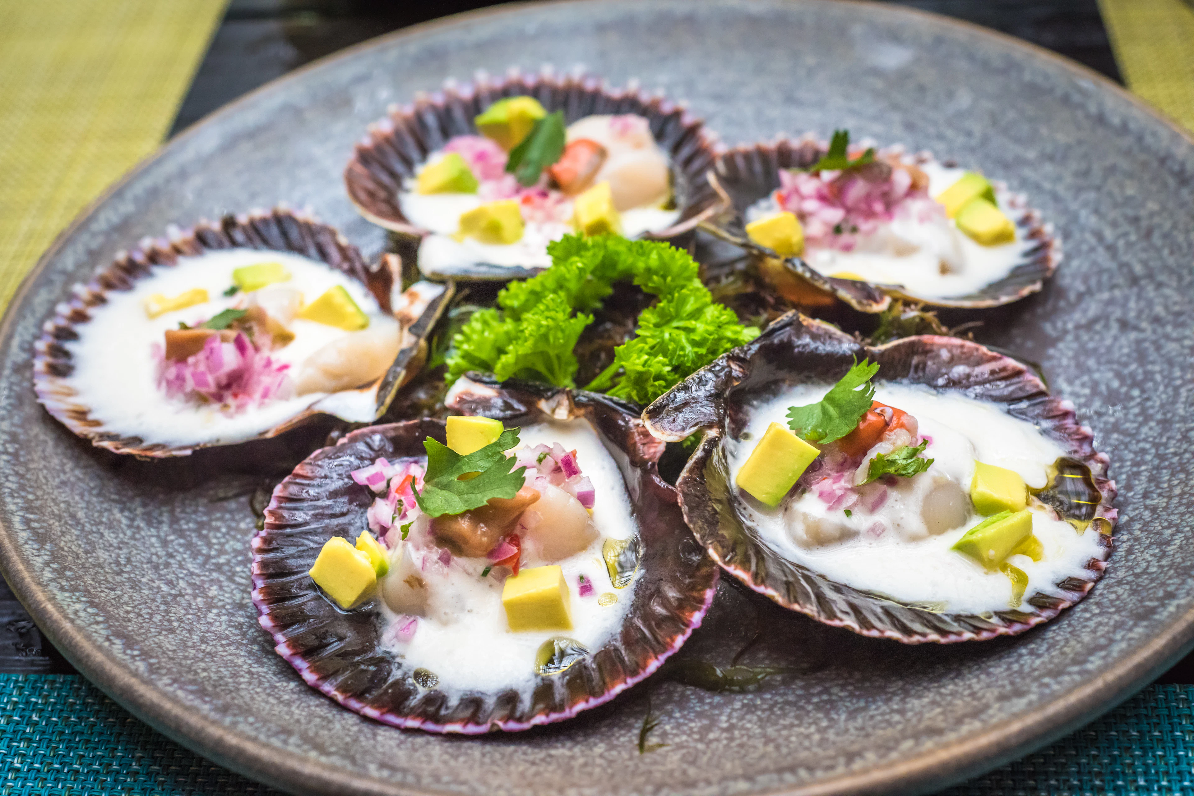 Свежие морские гребешки по-перуански на тарелке