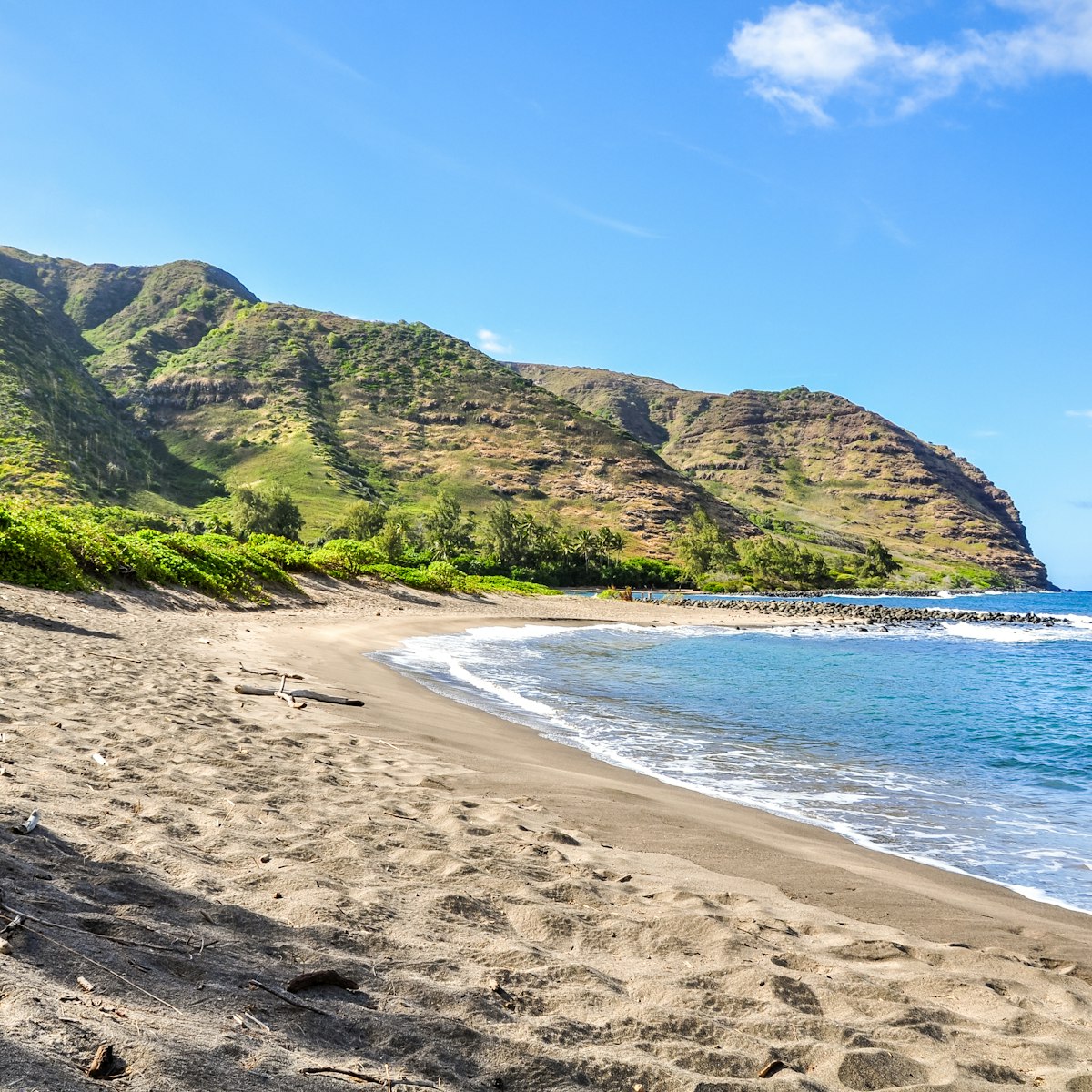  View of Halawa Beach Park and the Halawa Valley on the island of Moloka'i, Hawaii.