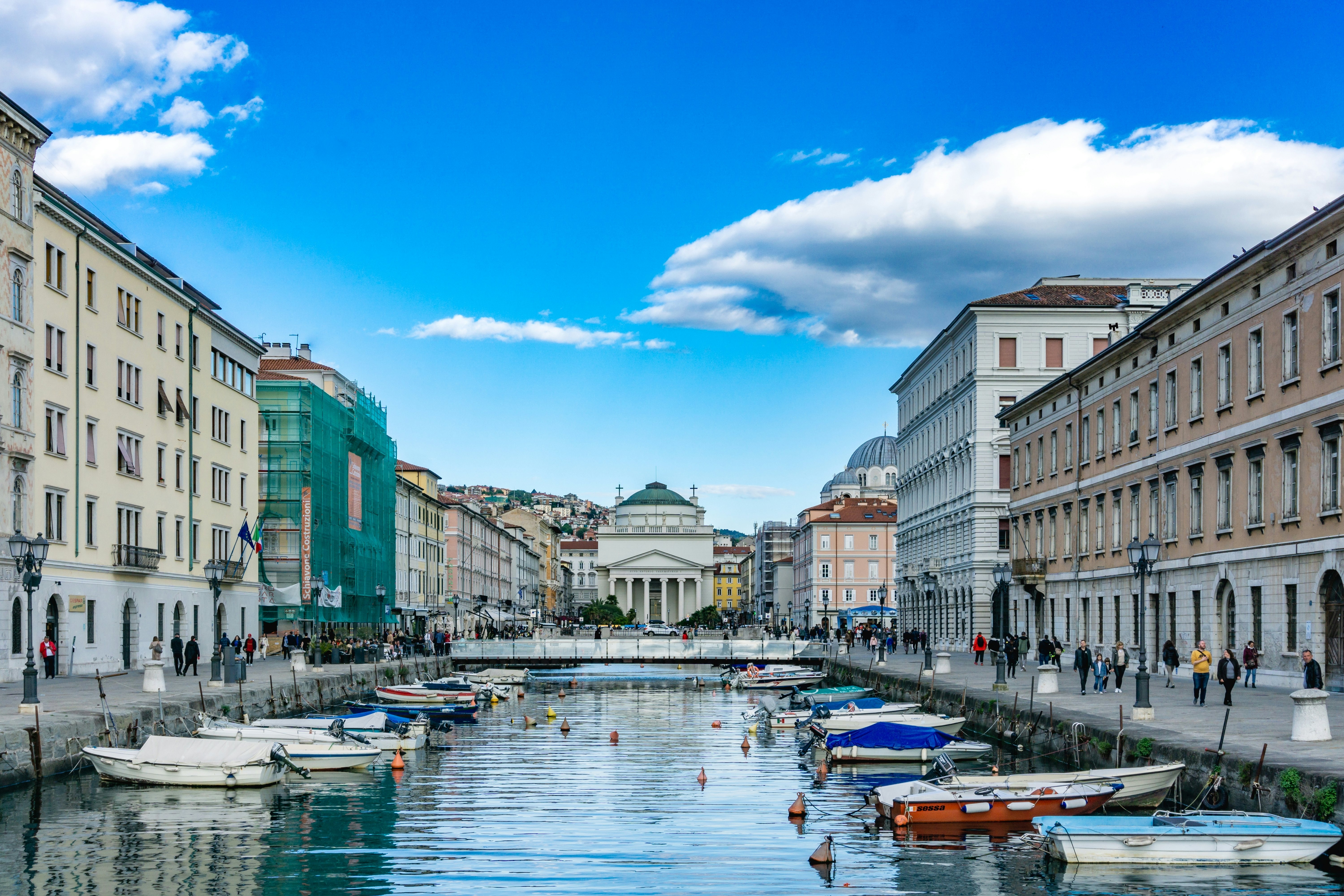The Grand Canal of Trieste is a navigable canal located in the heart of the Borgo Teresiano, in the heart of the city.