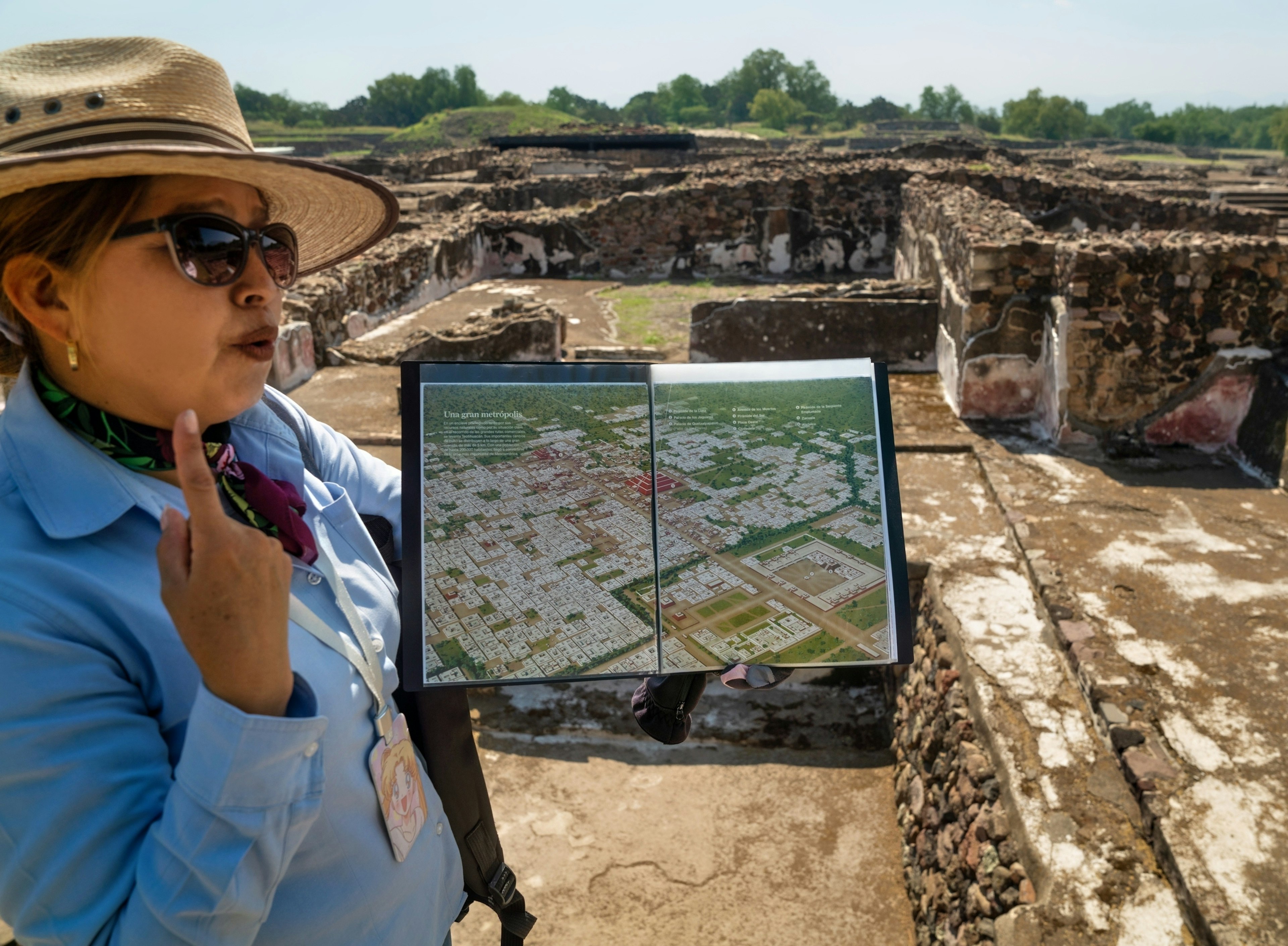 Tour guide at Teotihuacan