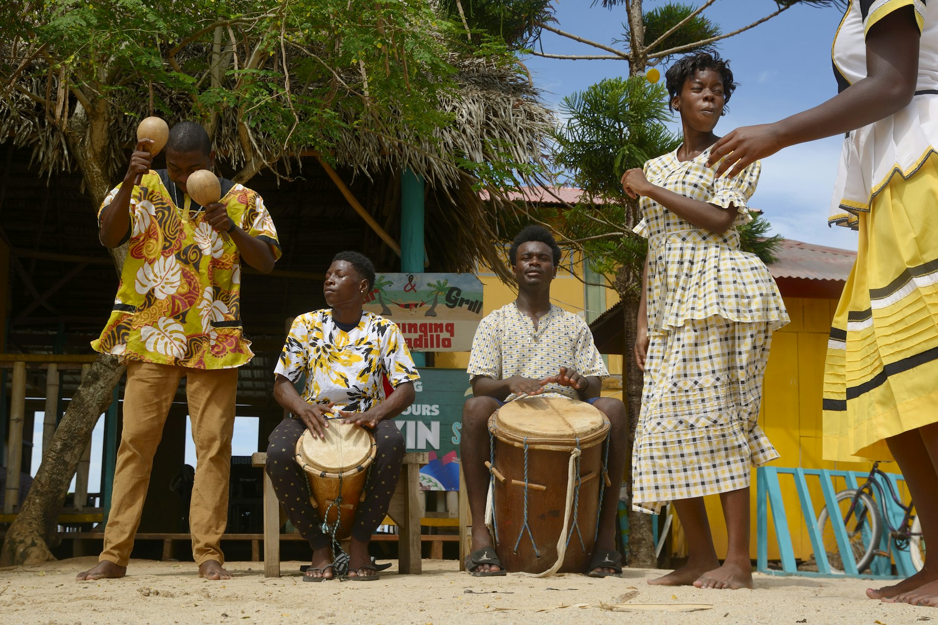 La compañía garífuna interpreta canciones tradicionales con tambores y danza en Hopkins Village, Belice