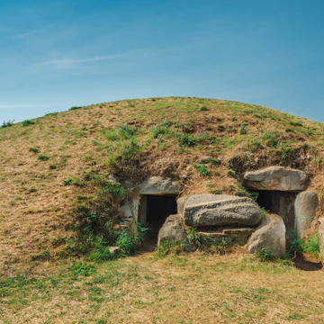 The double entrance to Klekkende Høj.
