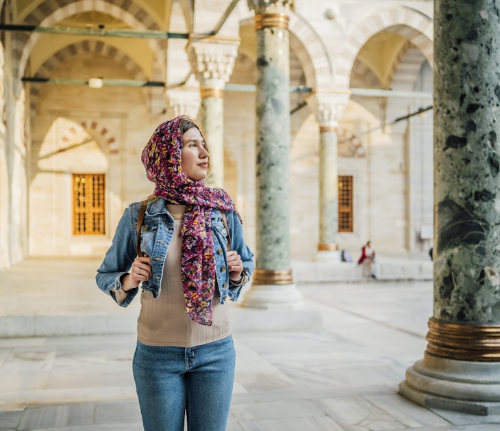 Young veiled woman in the courtyard of the Suleymaniye Mosque in Istanbul, Turkey
1487151667