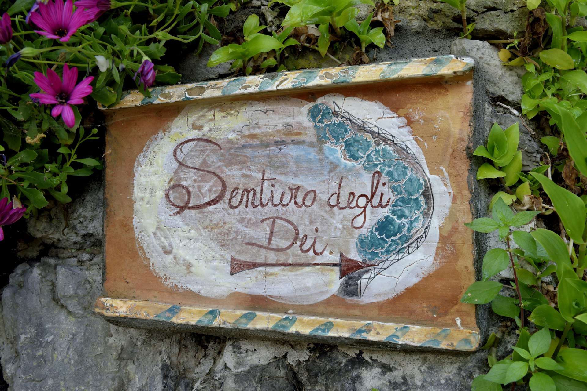 A hand designed sign says Sentiero degli dei, or the Italian name for the Path of the Gods. 