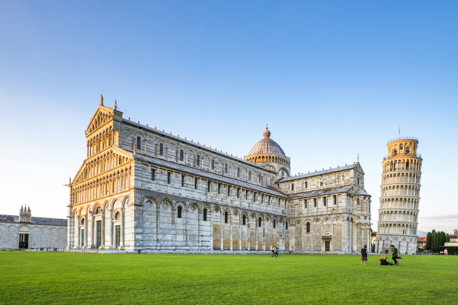 Italy, Tuscany, Pisa, View to Cathedral and Leaning Tower of Pisa at Piazza dei Miracoli