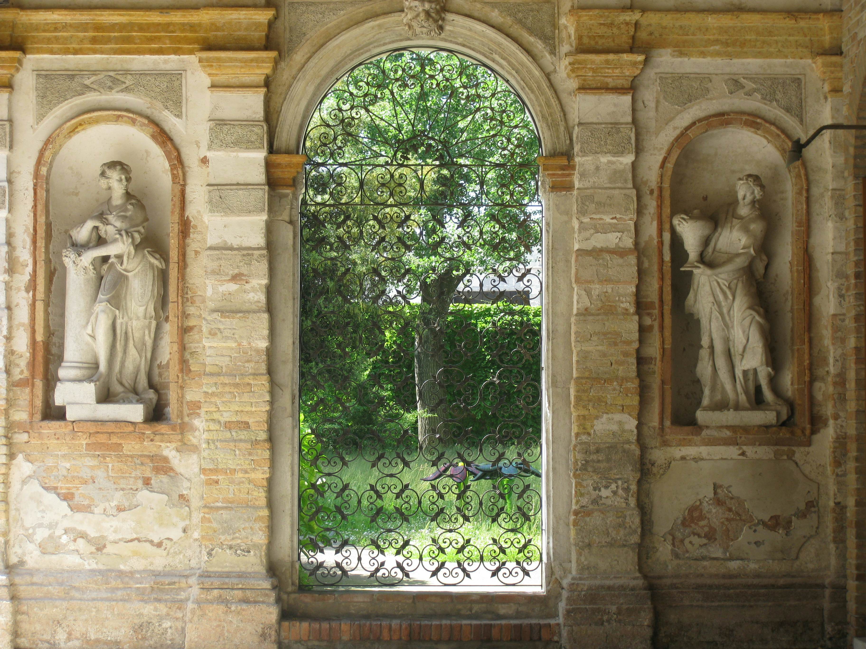 Murano Glass Museum

SOURCE: https://commons.wikimedia.org/wiki/File:Glass_Museum_IMG_4295.JPG