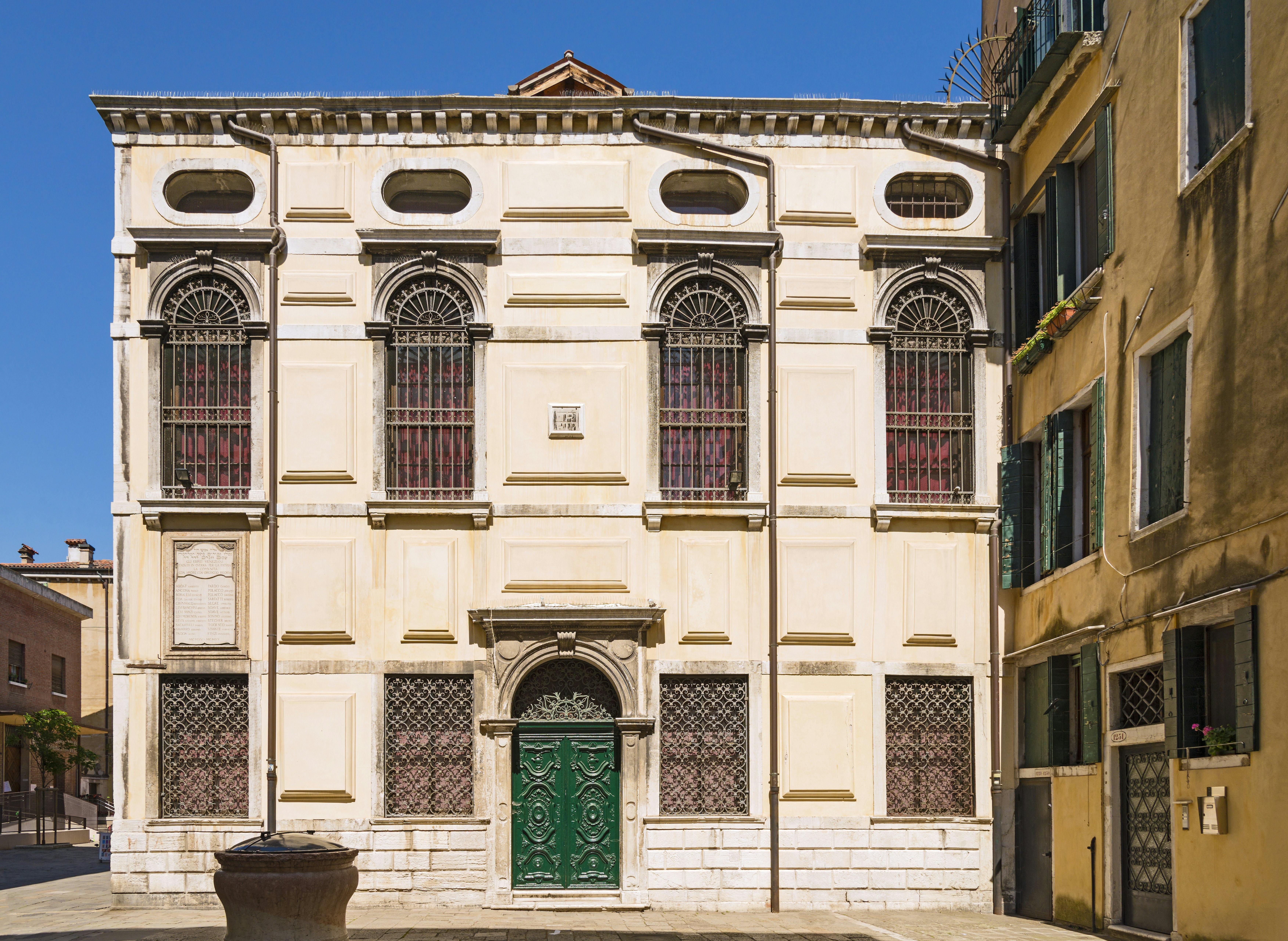 Facade of "Schola" (ie synagogue) "Levantine" (the XVIII cent.), In the Campo delle Scole ghetto of Venice

SOURCE: https://commons.wikimedia.org/wiki/File:Schola_levantina_Facciata.jpg