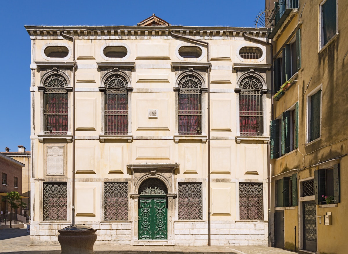 Facade of "Schola" (ie synagogue) "Levantine" (the XVIII cent.), In the Campo delle Scole ghetto of Venice

SOURCE: https://commons.wikimedia.org/wiki/File:Schola_levantina_Facciata.jpg