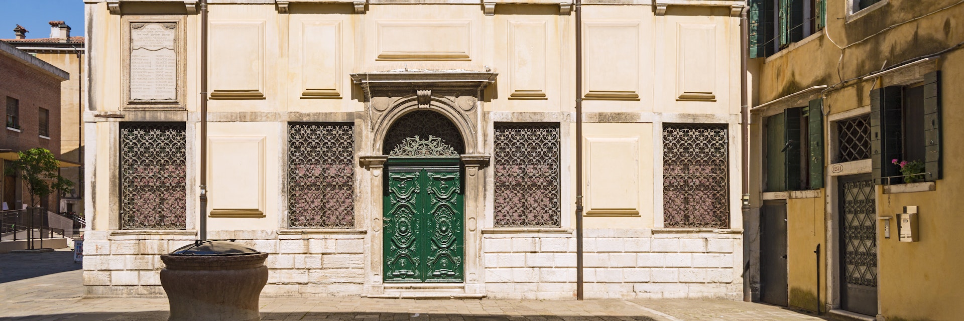 Facade of "Schola" (ie synagogue) "Levantine" (the XVIII cent.), In the Campo delle Scole ghetto of Venice

SOURCE: https://commons.wikimedia.org/wiki/File:Schola_levantina_Facciata.jpg