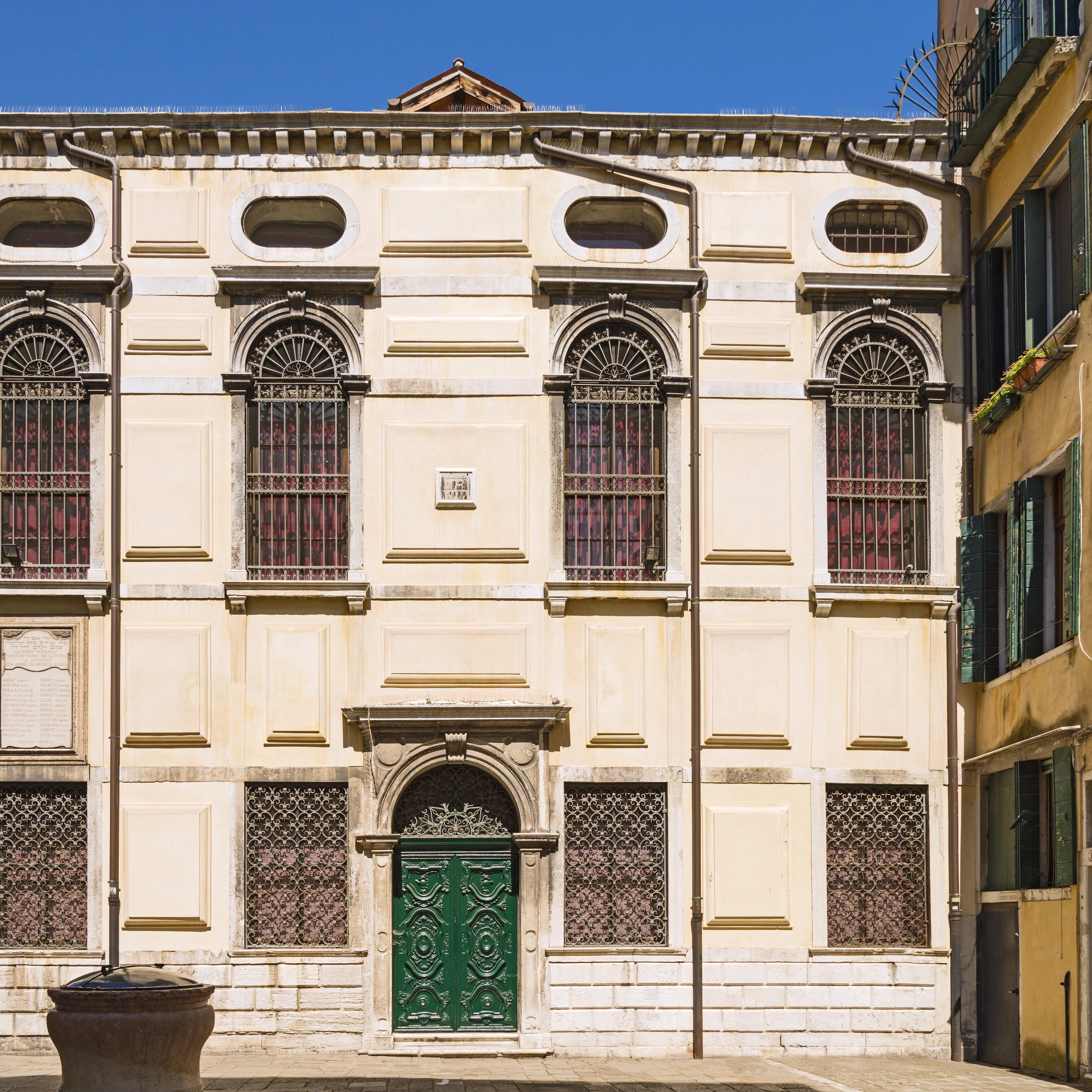 Facade of "Schola" (ie synagogue) "Levantine" (the XVIII cent.), In the Campo delle Scole ghetto of Venice
SOURCE: https://commons.wikimedia.org/wiki/File:Schola_levantina_Facciata.jpg