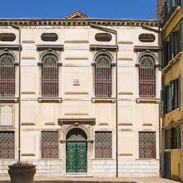 Facade of "Schola" (ie synagogue) "Levantine" (the XVIII cent.), In the Campo delle Scole ghetto of Venice
SOURCE: https://commons.wikimedia.org/wiki/File:Schola_levantina_Facciata.jpg