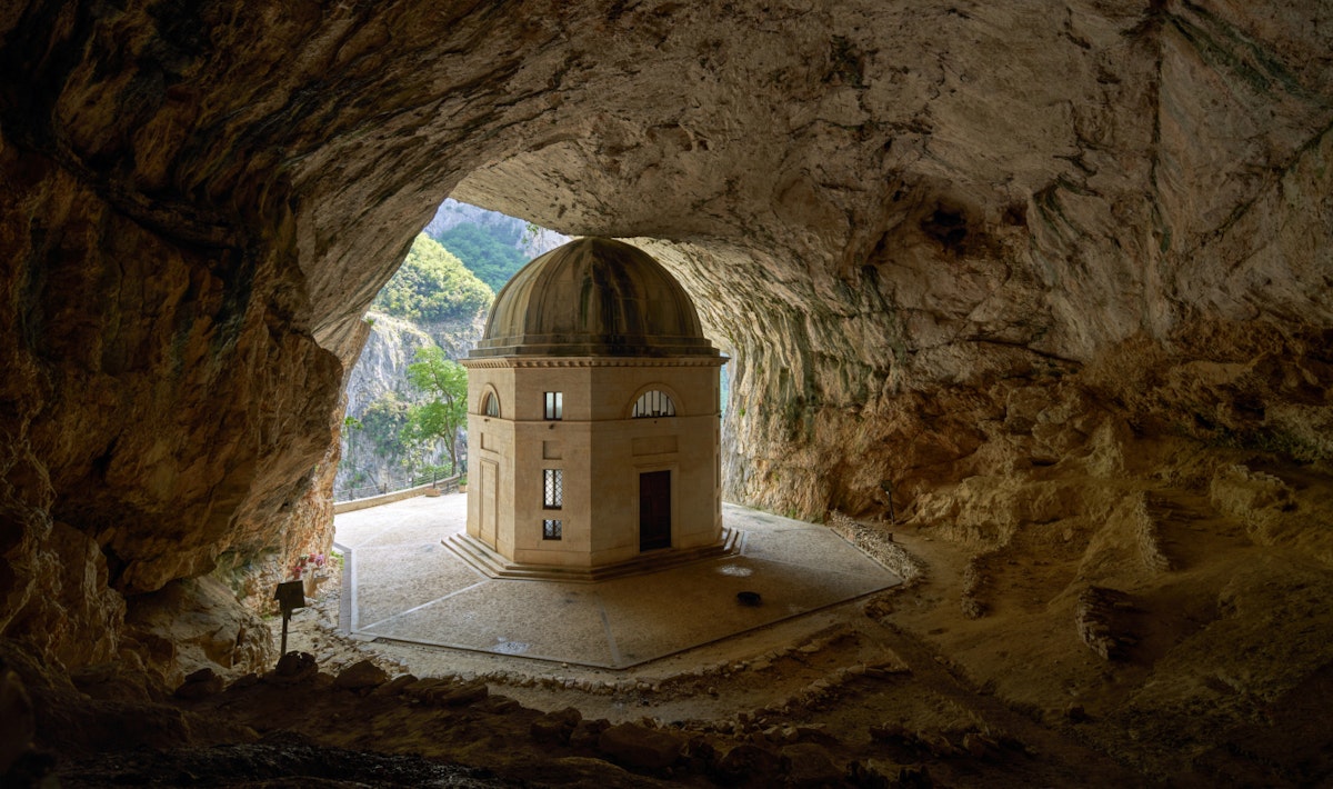 Tempio di Valadier built in 1828 inside a cave near caves of Frasassi.
1066342994