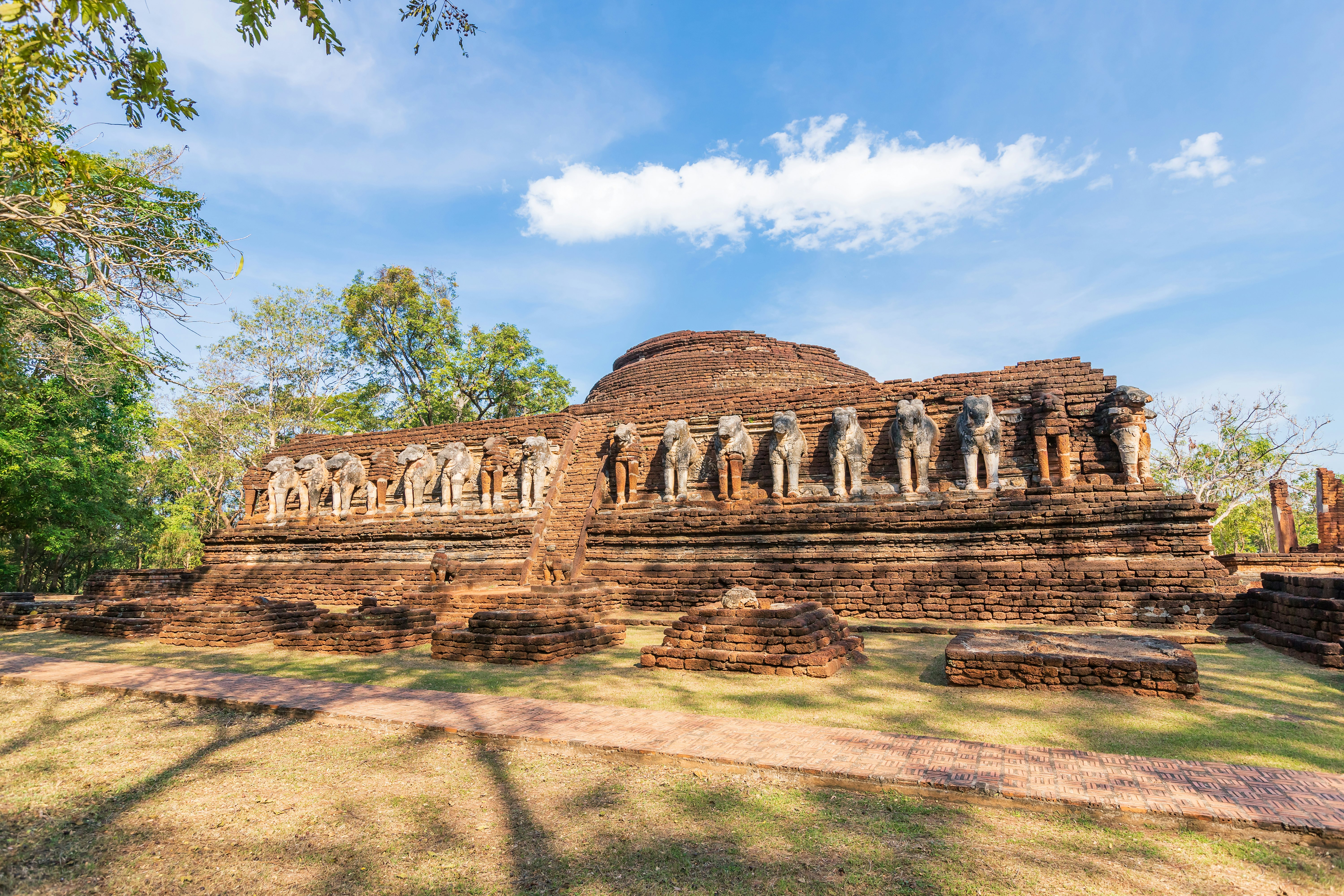 Wat Chang Rob temple in Kamphaeng Phet Historical Park.