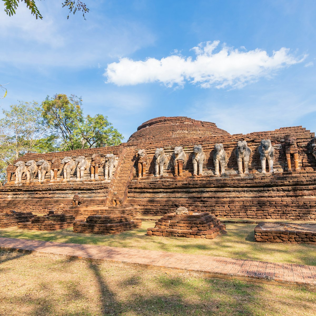 Wat Chang Rob temple in Kamphaeng Phet Historical Park.