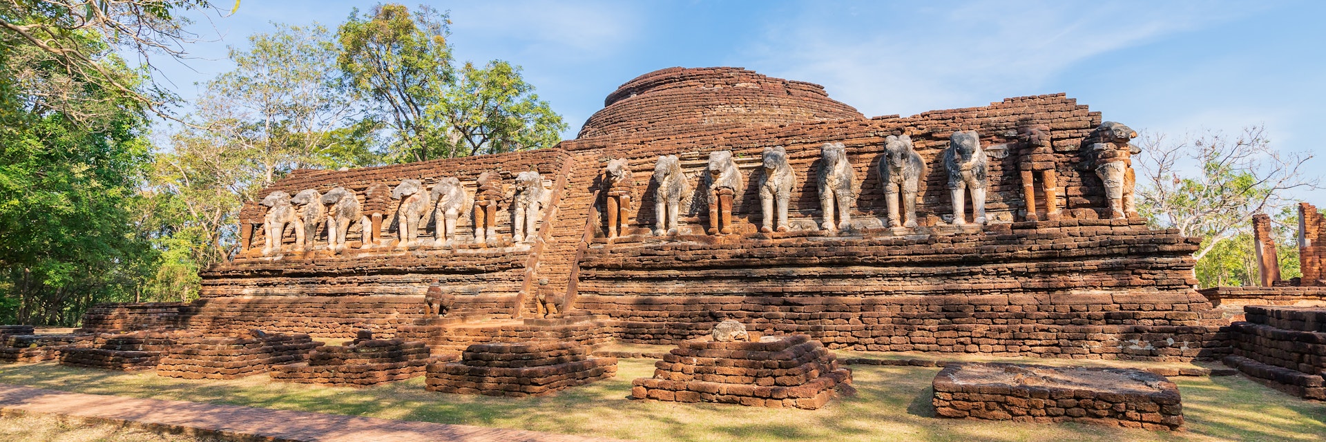 Wat Chang Rob temple in Kamphaeng Phet Historical Park.