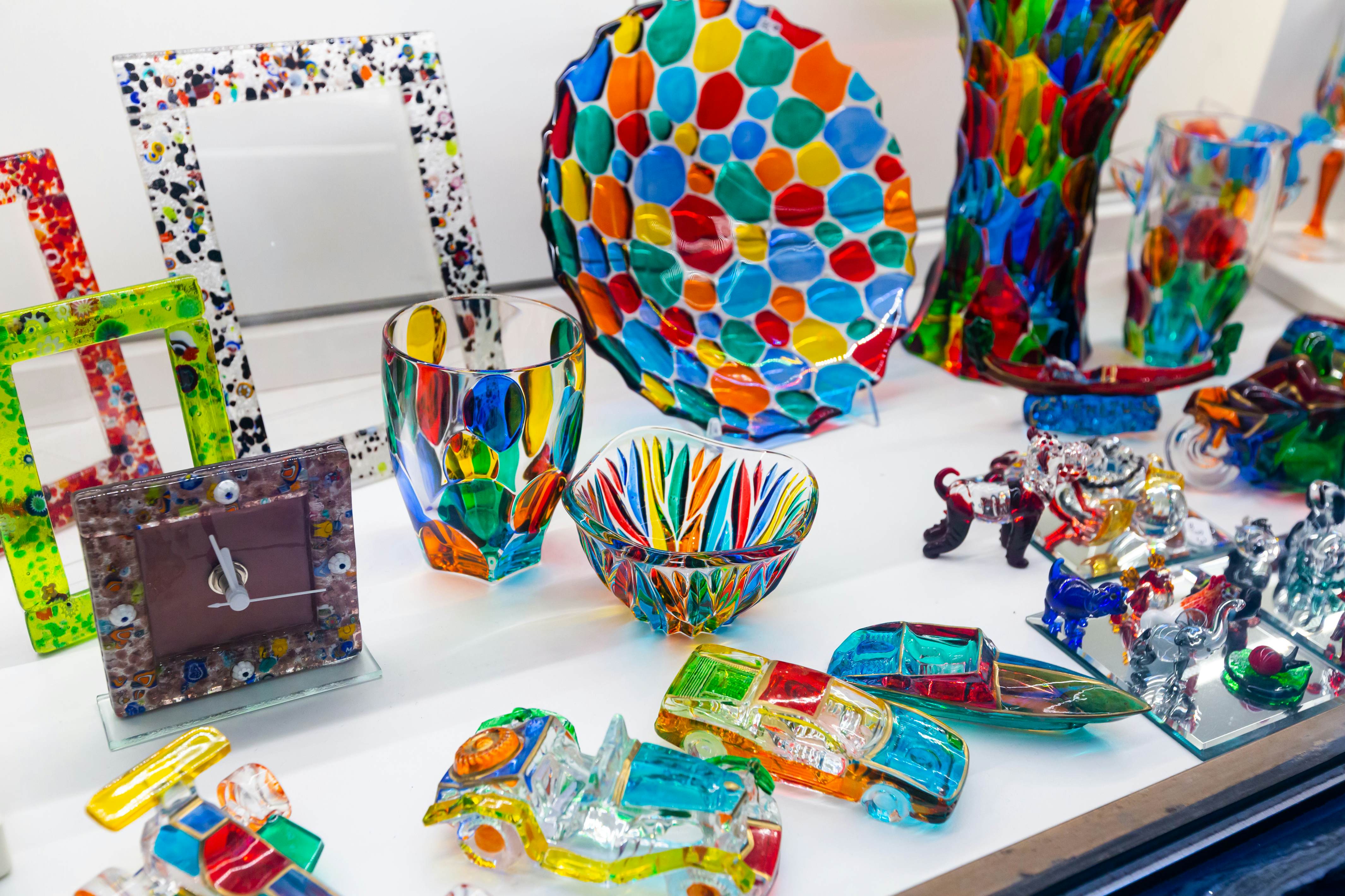Variety of Murano glass products on shelves of souvenir shop in Venice
1185821899
activity, glasswork, millefiori